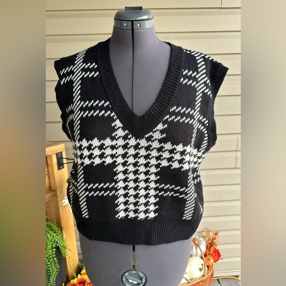 Oak and Fort sweater vest in size small - Picture 2 of 9